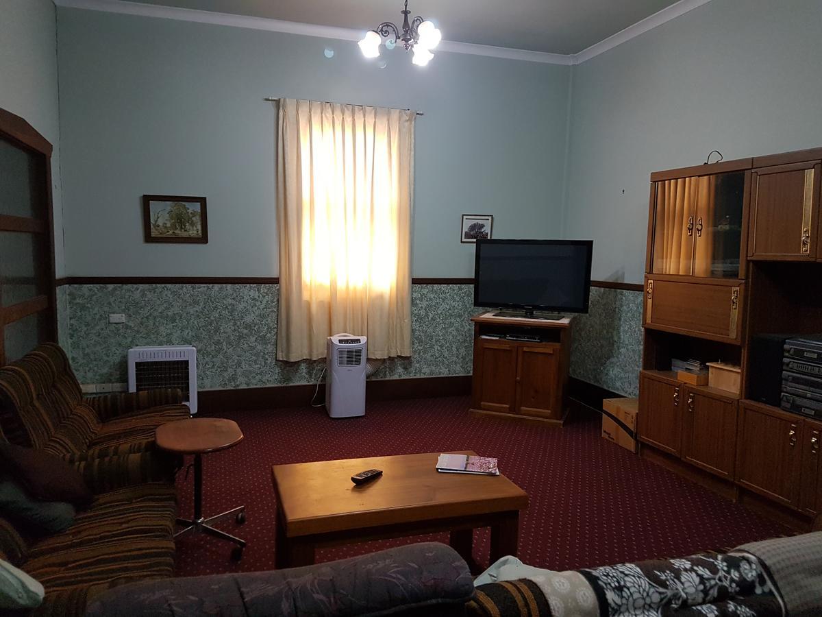 Queen Of The Murchison Guest House & Cafe Cue Екстер'єр фото